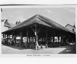 Les Halles de Nolay. Carte postale ancienne. © Région Bourgogne-Franche-Comté, Inventaire du patrimoine