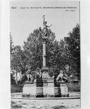 Square de l'Hotel-de-Ville, Monument du centenaire de la Révolution". Vue d'ensemble du monument, aujourd'hui en partie détruit. Carte postale ancienne. © Région Bourgogne-Franche-Comté, Inventaire du patrimoine