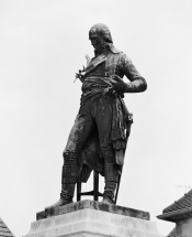 Vue de 3/4 gauche de la statue. © Région Bourgogne-Franche-Comté, Inventaire du patrimoine