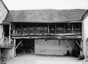 Galerie à l'intérieur de la cour de la maison sise parcelle 138, section AC sur le cadastre de 1965. © Région Bourgogne-Franche-Comté, Inventaire du patrimoine