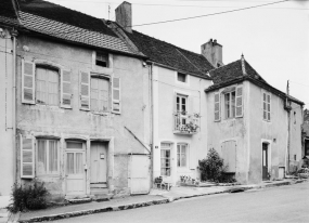 Vue d'ensemble des maisons sises parcelles 329, 330 et 331 section AC sur le cadastre de 1965. © Région Bourgogne-Franche-Comté, Inventaire du patrimoine