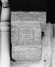 Détail du corbeau à gauche de la porte. © Région Bourgogne-Franche-Comté, Inventaire du patrimoine