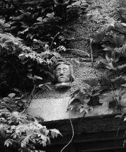 Tête sculptée au-dessus d'une fenêtre du rez-de-chaussée. © Région Bourgogne-Franche-Comté, Inventaire du patrimoine