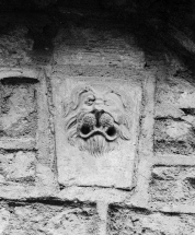 Détail du relief représentant une tête de lion. © Région Bourgogne-Franche-Comté, Inventaire du patrimoine