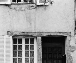 Détail du linteau de la porte et de la fenêtre gauche. © Région Bourgogne-Franche-Comté, Inventaire du patrimoine