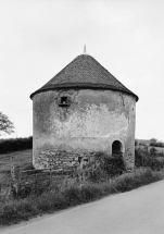 Vue du colombier de l'ancien château. © Région Bourgogne-Franche-Comté, Inventaire du patrimoine