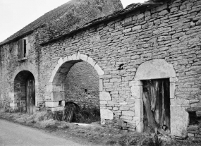 Dépendances et portail. © Région Bourgogne-Franche-Comté, Inventaire du patrimoine