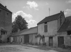 Corps de bâtiment bordant la cour à droite. © Région Bourgogne-Franche-Comté, Inventaire du patrimoine