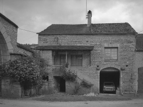 Portail et maison bordant la cour à gauche. © Région Bourgogne-Franche-Comté, Inventaire du patrimoine