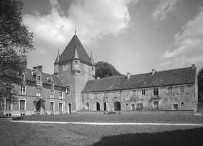 Vue d'ensemble du logis, du donjon et de l'aile Est. © Région Bourgogne-Franche-Comté, Inventaire du patrimoine