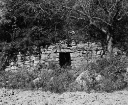 Cabane et mur de soutènement. © Région Bourgogne-Franche-Comté, Inventaire du patrimoine