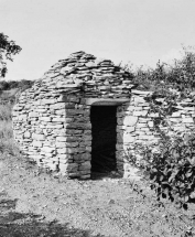 Vue d'ensemble de la cabane et mur de soutènement. © Région Bourgogne-Franche-Comté, Inventaire du patrimoine