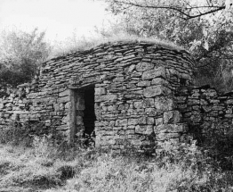 Vue de trois quarts droit, élévation antérieure de la cabane. © Région Bourgogne-Franche-Comté, Inventaire du patrimoine