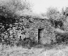 Vue de trois quarts gauche, élévation antérieure de la cabane. © Région Bourgogne-Franche-Comté, Inventaire du patrimoine