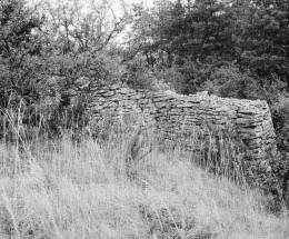 Cabane et mur de clôture. © Région Bourgogne-Franche-Comté, Inventaire du patrimoine