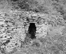 Partie antérieure de la cabane et mur de soutènement. © Région Bourgogne-Franche-Comté, Inventaire du patrimoine