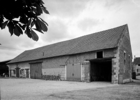 Dépendances, élévation antérieure vue de trois-quarts droit. © Région Bourgogne-Franche-Comté, Inventaire du patrimoine