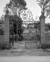 Grille de l'entrée. © Région Bourgogne-Franche-Comté, Inventaire du patrimoine