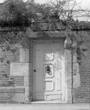 Porte du mur de clôture du jardin. © Région Bourgogne-Franche-Comté, Inventaire du patrimoine