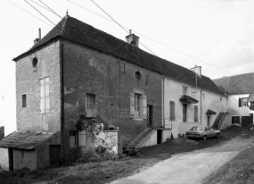 Bâtiment à gauche de la cour. © Région Bourgogne-Franche-Comté, Inventaire du patrimoine