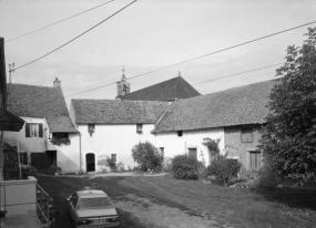 Bâtiments situés au fond et à droite de la cour. © Région Bourgogne-Franche-Comté, Inventaire du patrimoine