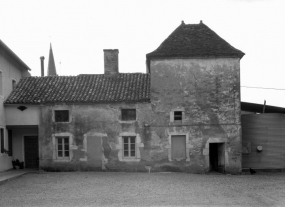 Logis annexe et colombier. © Région Bourgogne-Franche-Comté, Inventaire du patrimoine