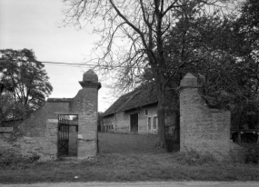 Portail et bâtiment des dépendances. © Région Bourgogne-Franche-Comté, Inventaire du patrimoine