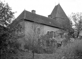 Bâtiment d'habitation et donjon, vue prise du fossé sud-est. © Région Bourgogne-Franche-Comté, Inventaire du patrimoine