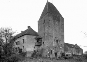 Donjon, bâtiment d'habitation et porcheries, Vue prise du fossé nord-est. © Région Bourgogne-Franche-Comté, Inventaire du patrimoine