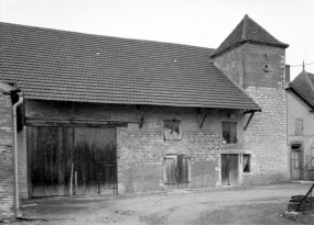 Bâtiment des dépendances et colombier. © Région Bourgogne-Franche-Comté, Inventaire du patrimoine