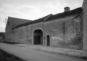 Corps de passage et mur-pignon du bâtiment des dépendances. © Région Bourgogne-Franche-Comté, Inventaire du patrimoine