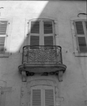 Grille du balcon (vue d'ensemble de la façade, cf. NUMI 19867100370). © Région Bourgogne-Franche-Comté, Inventaire du patrimoine