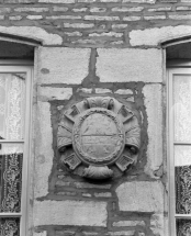 Médaillon daté 1577, situé au centre de la façade antérieure, à l'étage. © Région Bourgogne-Franche-Comté, Inventaire du patrimoine