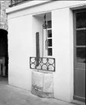 Façade postérieure, puits près de la tour. © Région Bourgogne-Franche-Comté, Inventaire du patrimoine