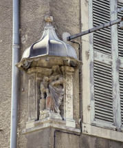 Niche d'angle et statue de Vierge à l'Enfant du 18e siècle (h = 60 cm). © Région Bourgogne-Franche-Comté, Inventaire du patrimoine