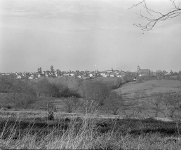 Vue panoramique du village prise de l'est, depuis la route de Pignol © Région Bourgogne-Franche-Comté, Inventaire du patrimoine