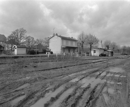 Le bâtiment de la gare et l'abri des voyageurs. Vue d'ensemble prise du sud © Région Bourgogne-Franche-Comté, Inventaire du patrimoine