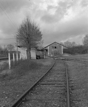 L'abri des voyageurs et le hangar © Région Bourgogne-Franche-Comté, Inventaire du patrimoine