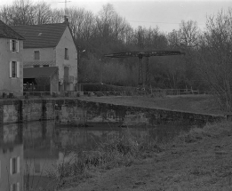 Pont-levis sur le canal du Nivernais : vue d'ensemble prise du sud-est. © Région Bourgogne-Franche-Comté, Inventaire du patrimoine