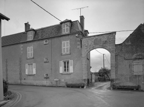 Portail d'accès à la basse-cour © Région Bourgogne-Franche-Comté, Inventaire du patrimoine