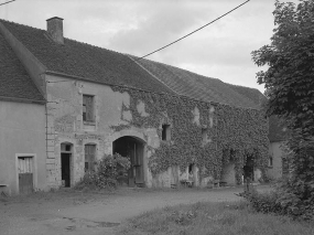 Ancienne ferme du château. Vue d'ensemble © Région Bourgogne-Franche-Comté, Inventaire du patrimoine