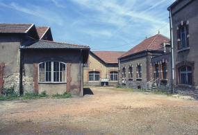 Cour des ateliers : à gauche une extension de l'atelier de montage, au fond l'atelier d'ajustage, à droite les bureaux. © Région Bourgogne-Franche-Comté, Inventaire du patrimoine