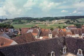 Vue depuis les toits sur la commune et les côtes. © Région Bourgogne-Franche-Comté, Inventaire du patrimoine