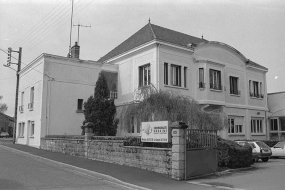 Vue de la façade sur cour vue depuis la rue des Prés (de gauche à droite : le logement, les bureaux, les ateliers). © Région Bourgogne-Franche-Comté, Inventaire du patrimoine