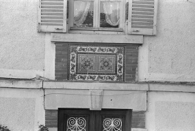 Détail de la façade est : allège de la baie du premier étage (carreaux de grès cérame produits par les Ets Perrusson d'Ecuisses). © Région Bourgogne-Franche-Comté, Inventaire du patrimoine