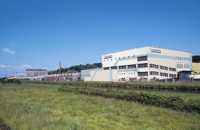 Vue d'ensemble des bâtiments depuis la rive gauche du canal du Nivernais. © Région Bourgogne-Franche-Comté, Inventaire du patrimoine