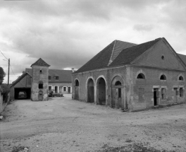 Grand bâtiment de dépendances au 1er plan, logis au fond et petite dépendance avec colombier à gauche. © Région Bourgogne-Franche-Comté, Inventaire du patrimoine