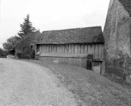 Bâtiment au fond de la cour : élévation postérieure sur cimetière. © Région Bourgogne-Franche-Comté, Inventaire du patrimoine