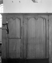 Lambris de demi-revêtement, panneaux entre les deux arcades droites du choeur. © Région Bourgogne-Franche-Comté, Inventaire du patrimoine