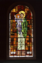 Vitrail de la 3e chapelle gauche : Saint Joseph et l'enfant Jésus. © Région Bourgogne-Franche-Comté, Inventaire du patrimoine